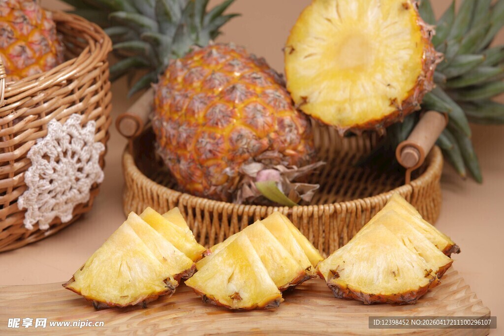 新鲜菠萝及切块展示