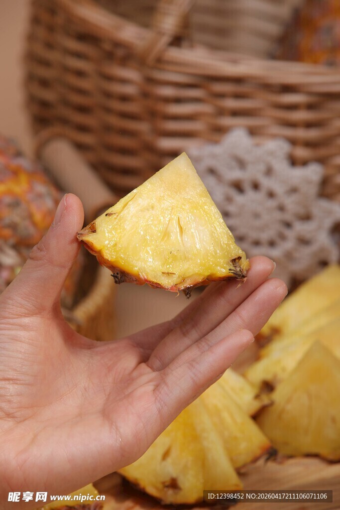 手捧新鲜菠萝切块