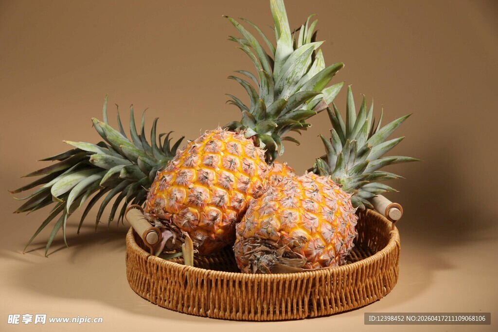 竹篮中的新鲜菠萝