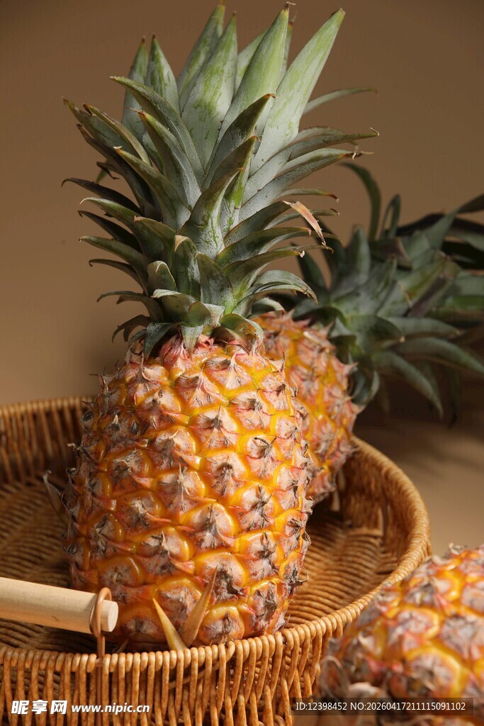篮子里的新鲜菠萝