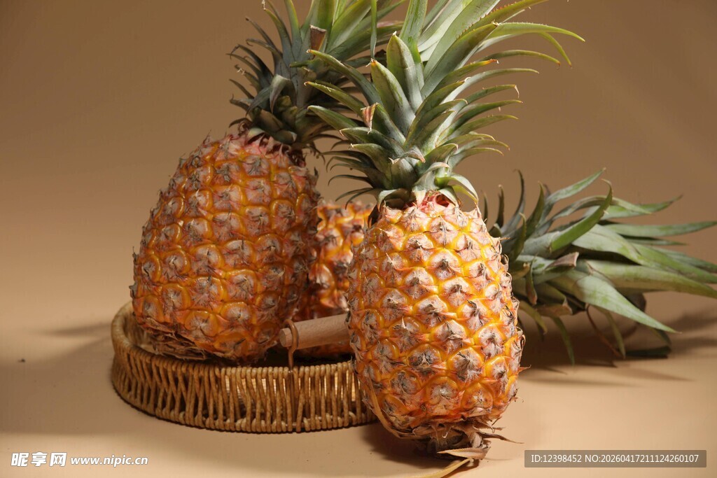 篮子里的新鲜菠萝