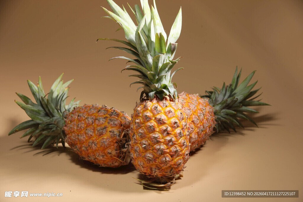 三个新鲜菠萝摆放在一起