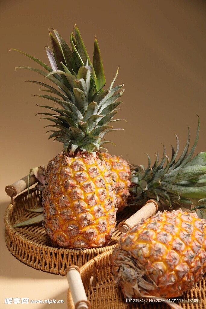 竹篮中的新鲜菠萝