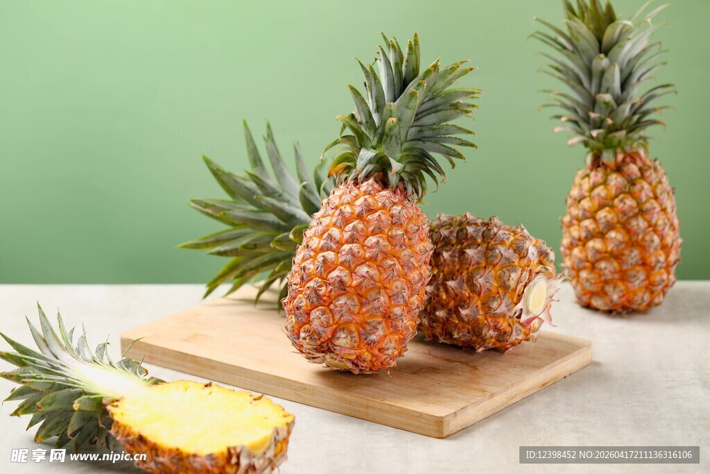 新鲜菠萝摆放在木砧板上