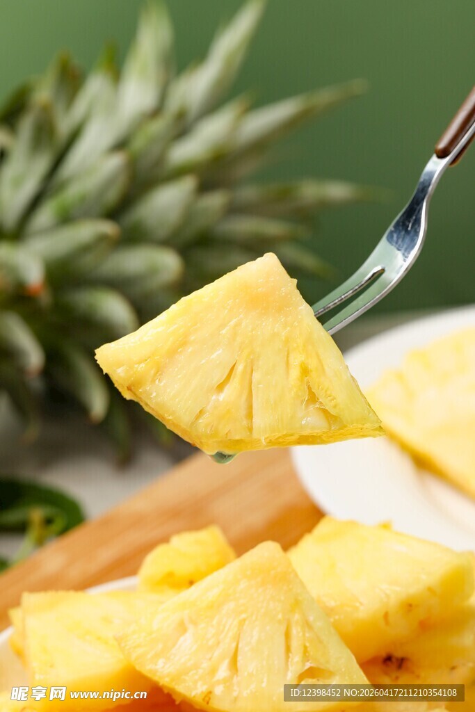 叉子上的鲜嫩菠萝块