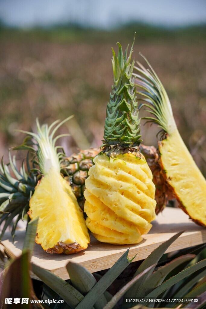 新鲜诱人的菠萝摆放在木盘上