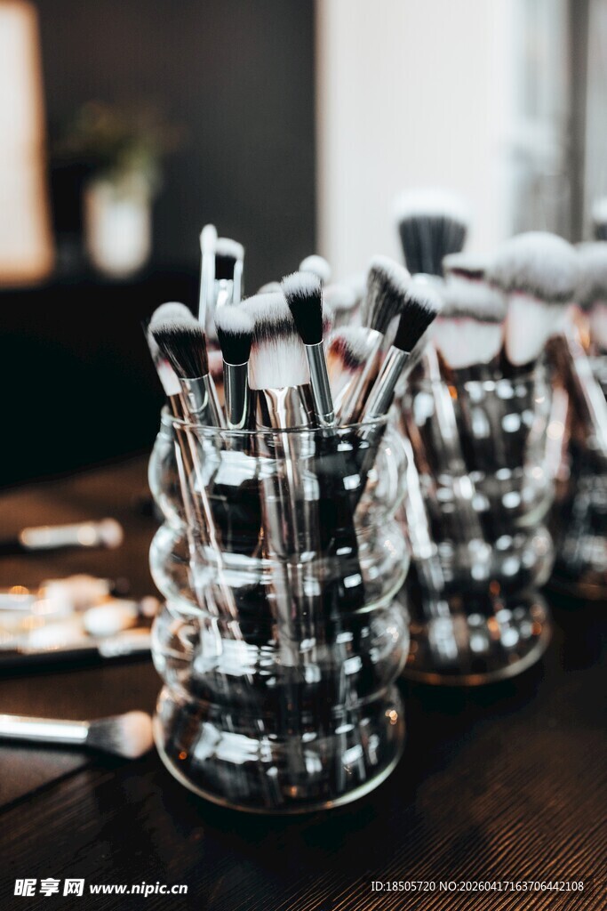 金属笔筒内的多样文具