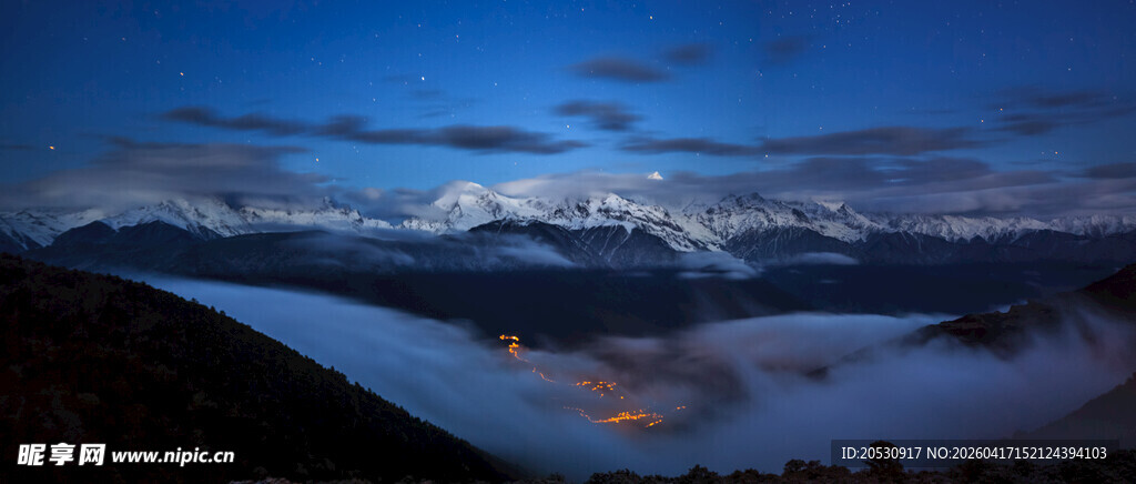 云南德钦星空下云雾缭绕