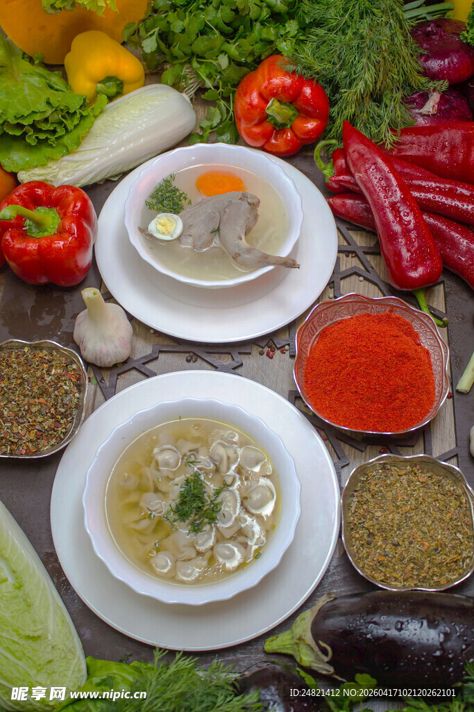 两碗汤搭配多样新鲜蔬菜