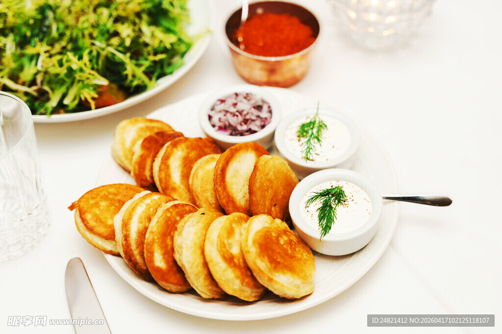 美味烤土豆片配多样蘸酱