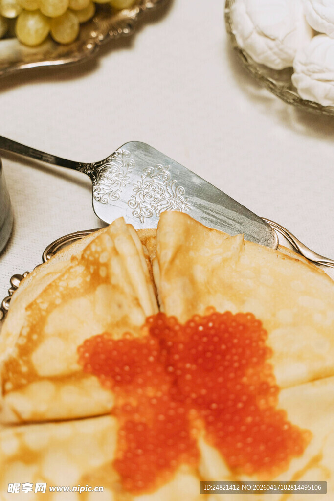 红鱼子酱装饰的美味薄饼