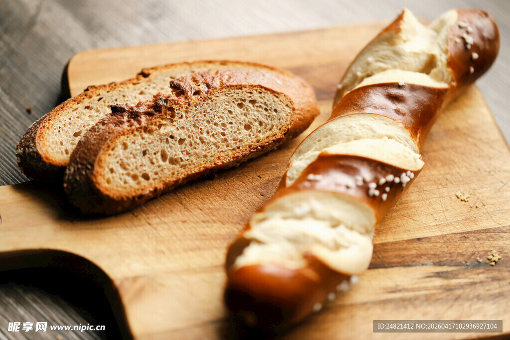 美味德式面包摆于木砧板