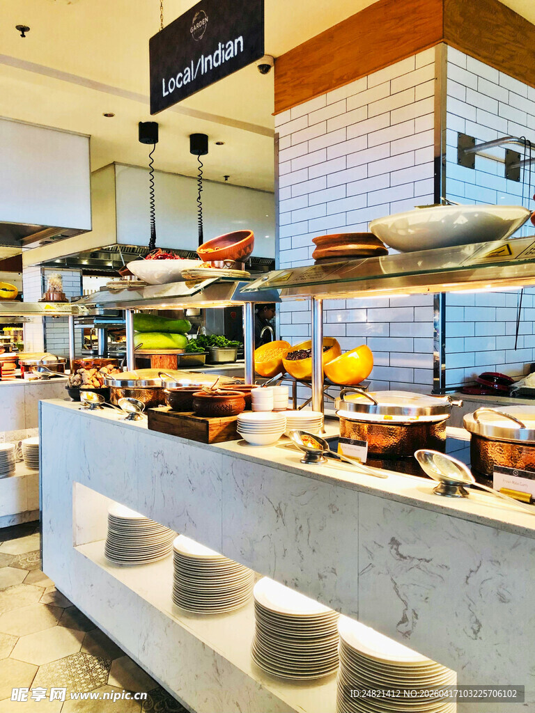 自助餐厅丰富美食陈列区