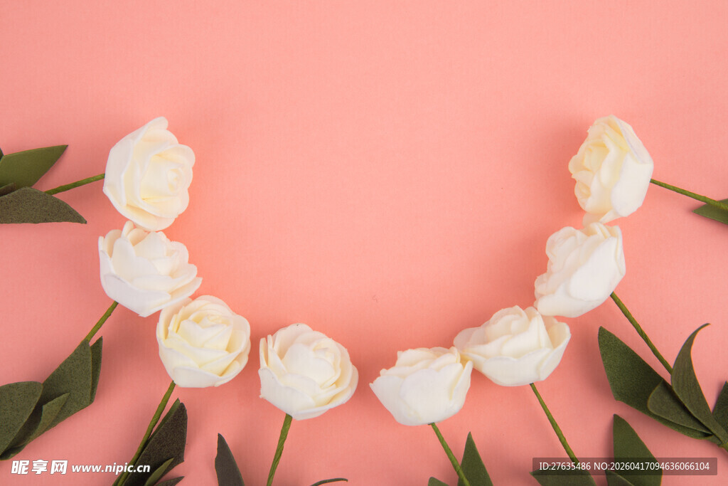 粉色背景上的白色花朵花环