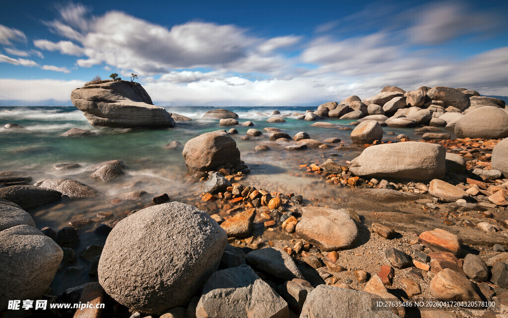 海边嶙峋怪石壮丽景观