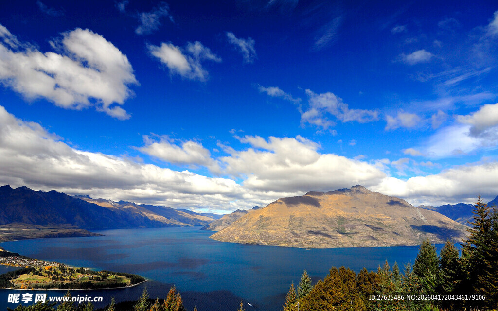 美丽湖景与蓝天白云