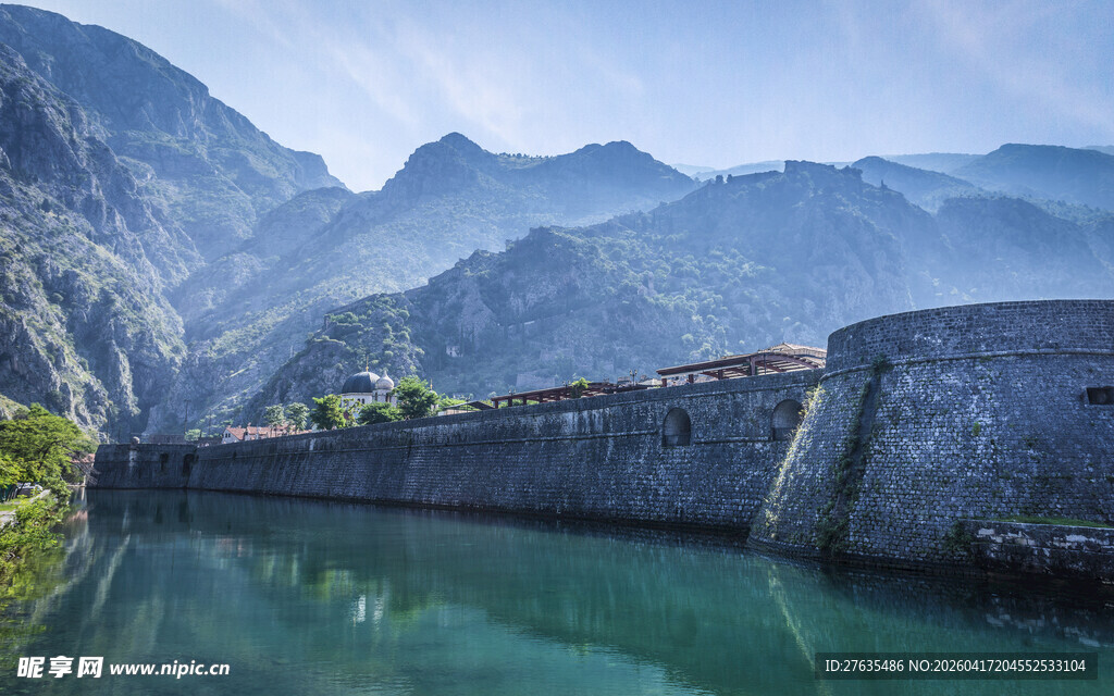 山水间的古老石墙景观