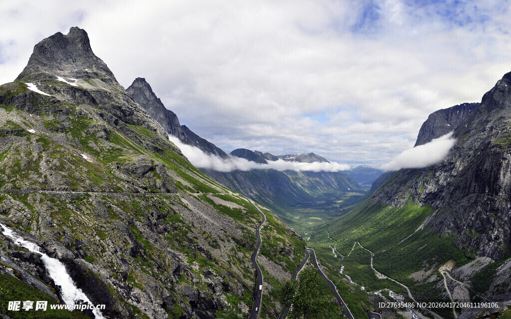 壮丽高山山谷自然景观