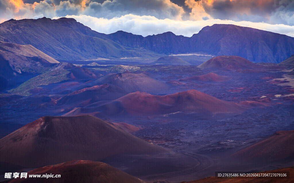 壮丽山峦间云海霞光美景