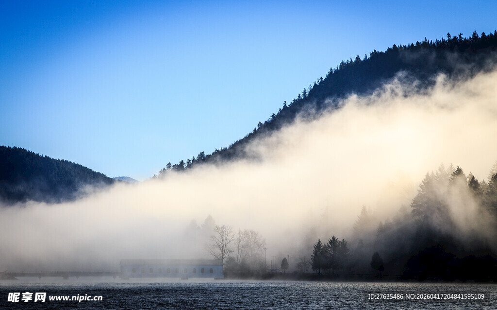 山间晨雾弥漫的壮美景色