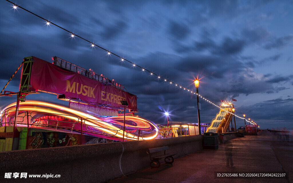 夜幕下的绚丽街头灯光秀