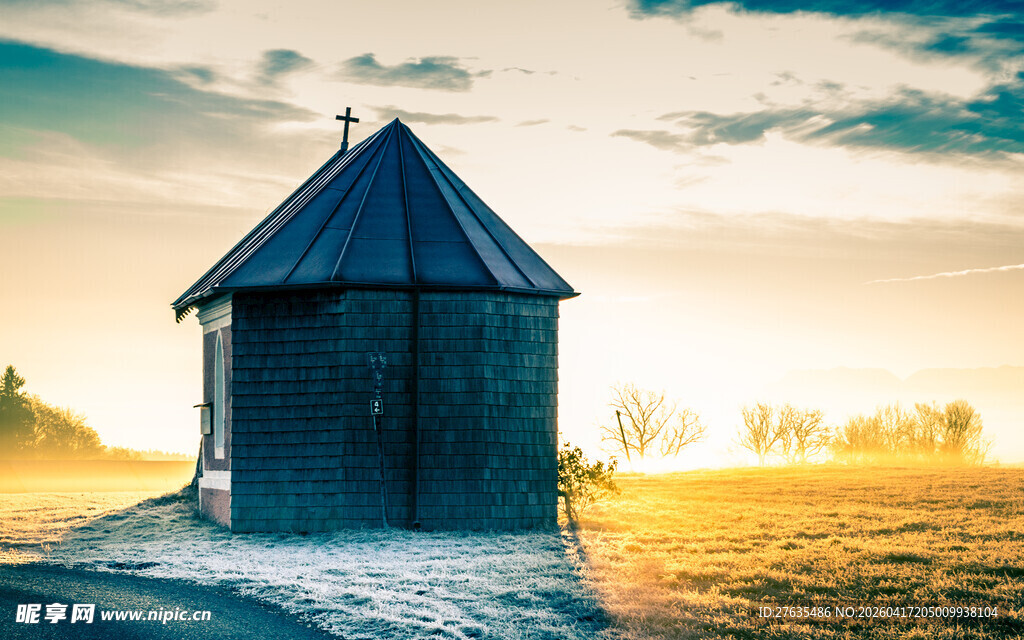 日出下的孤独小屋