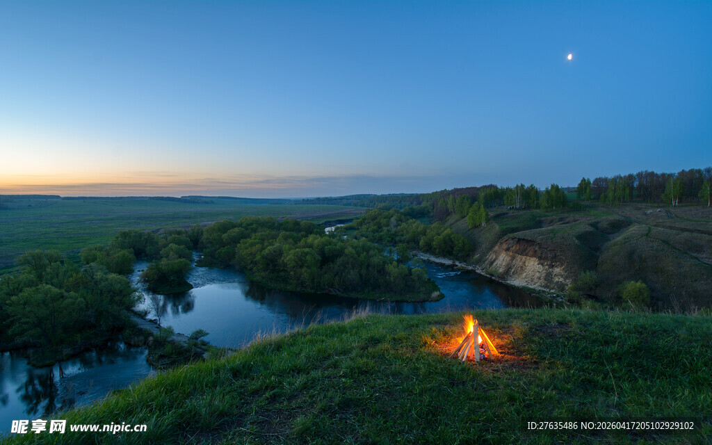 河畔篝火夜景