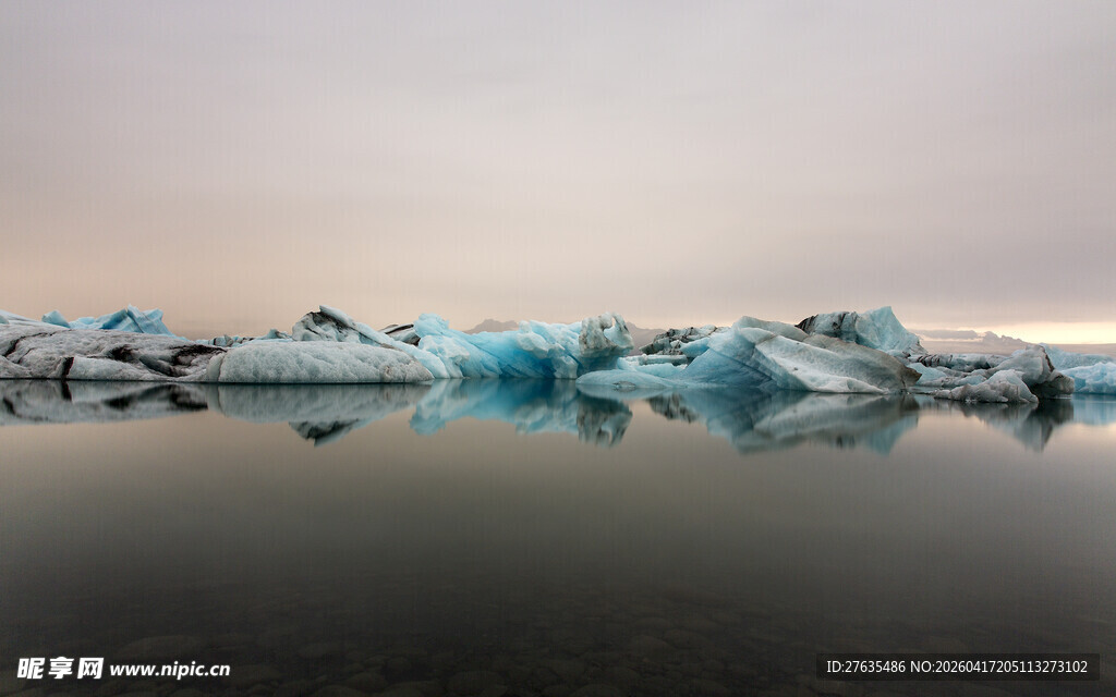 冰川漂浮于宁静湖面
