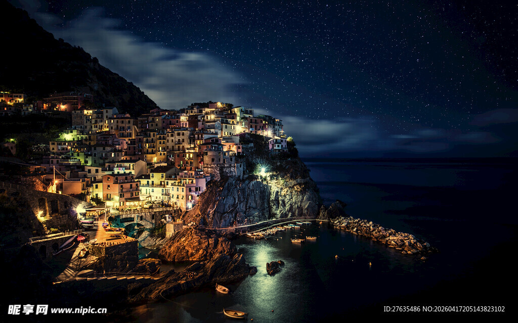 夜幕下的梦幻海滨小镇