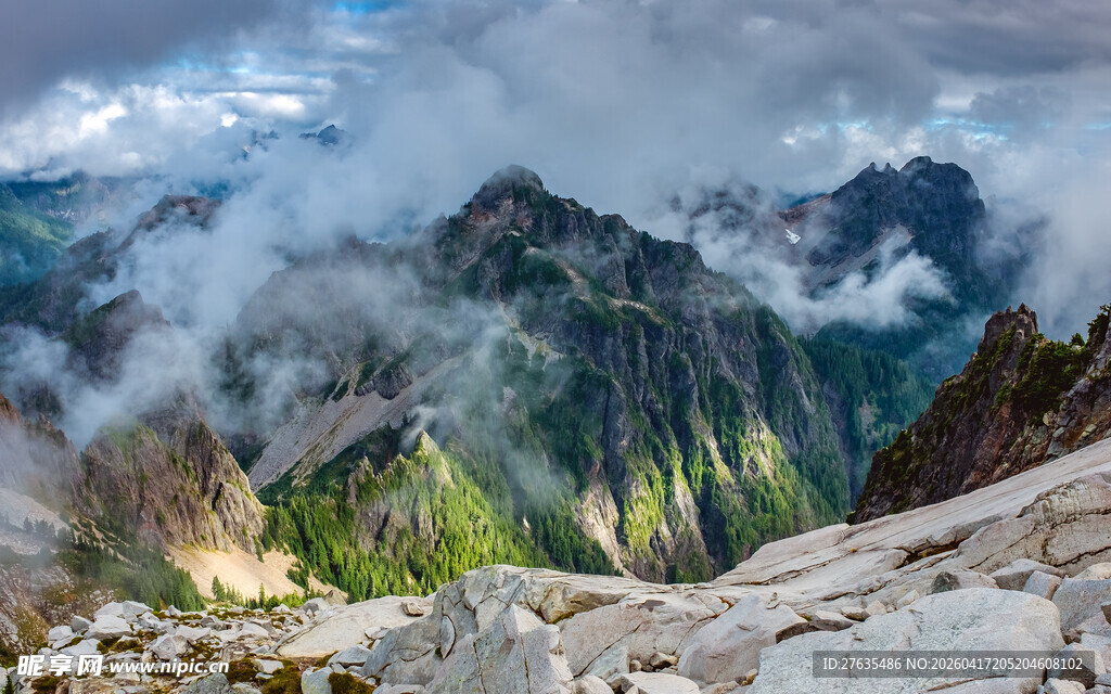 云雾缭绕的壮美高山景色