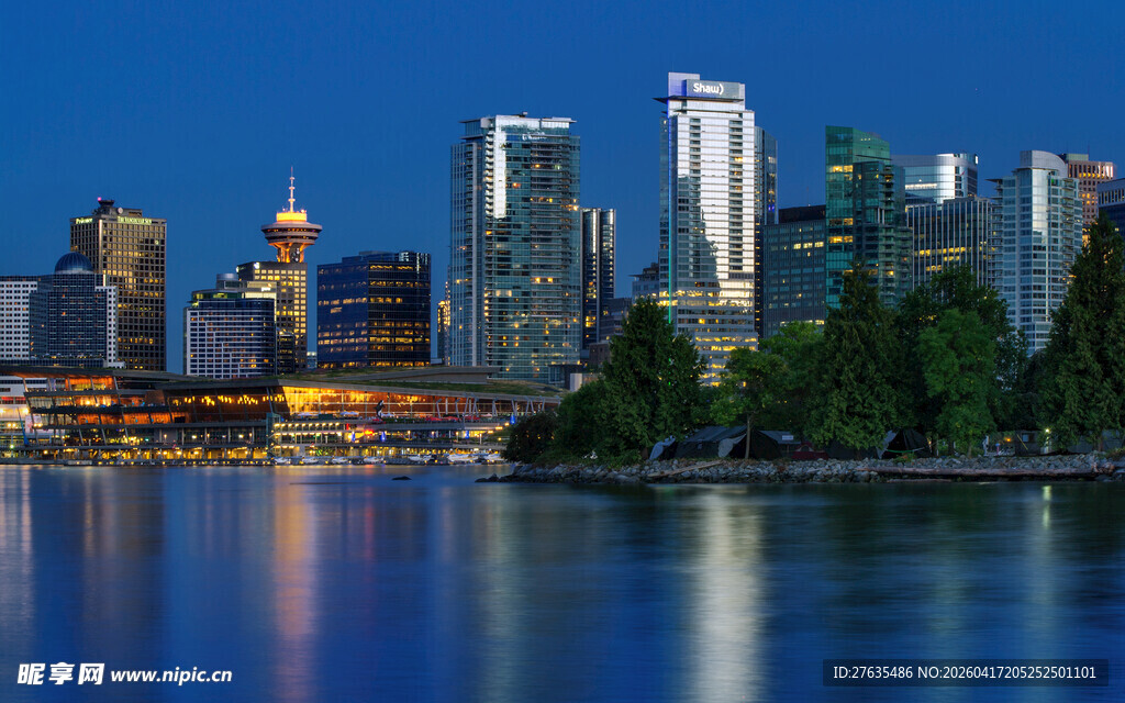 城市河畔夜景璀璨风光