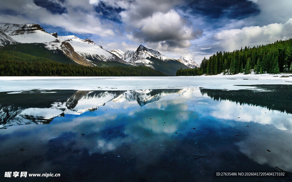 宁静湖景映山云