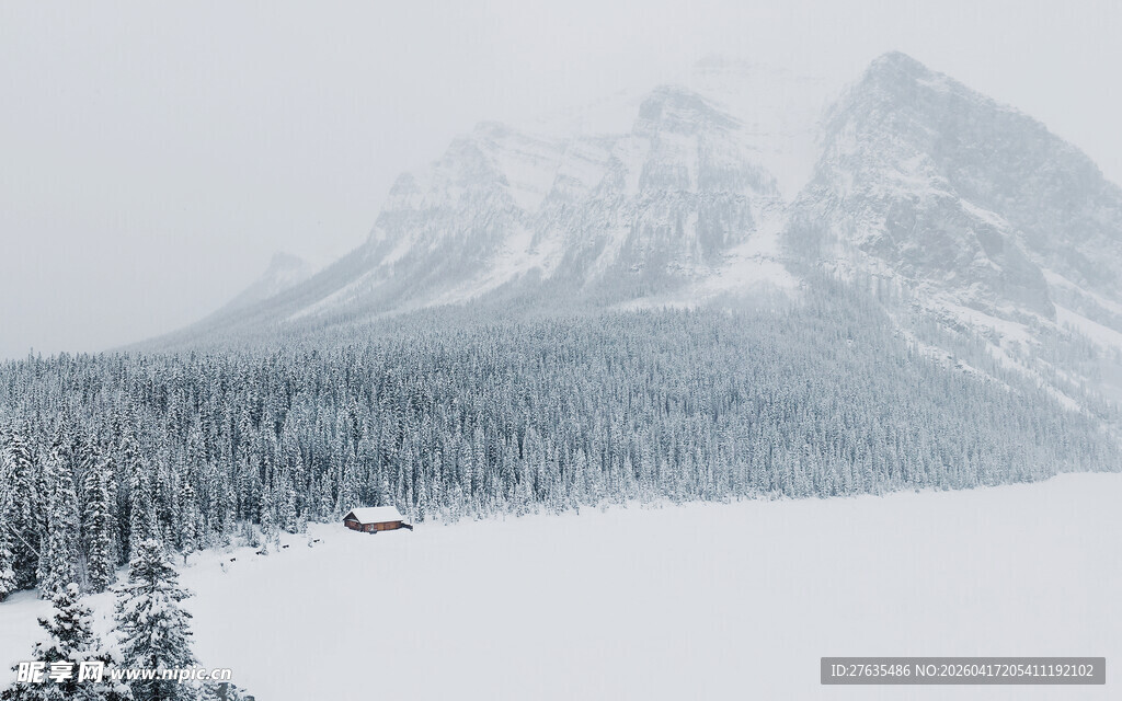 雪覆山峦下的静谧雪景