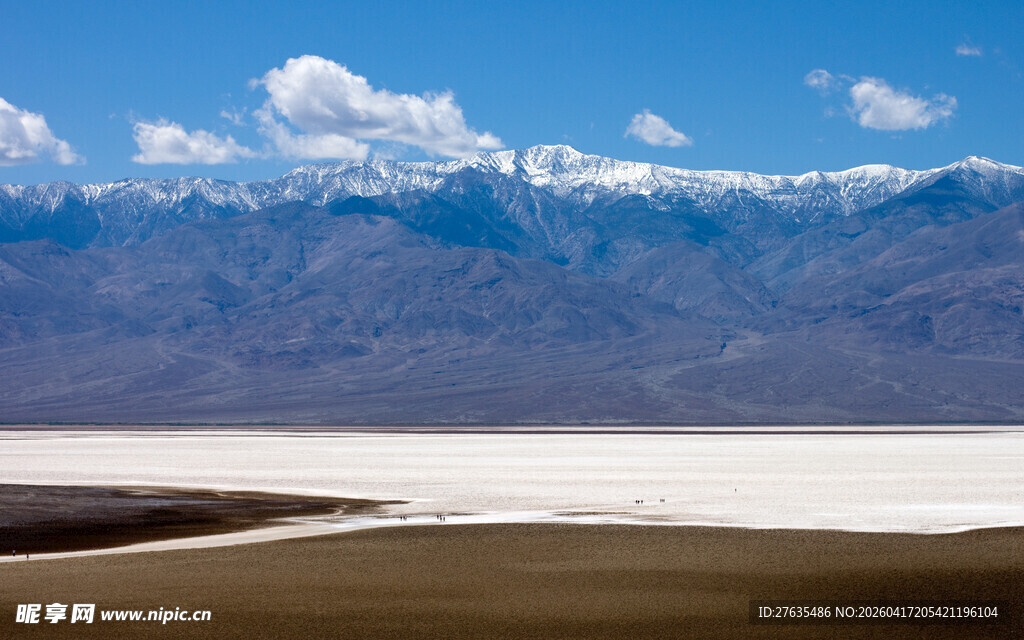 壮丽雪山下的广袤荒原