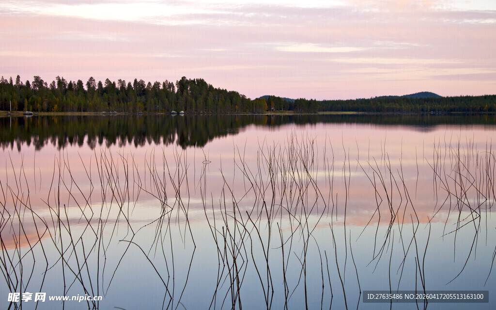 宁静湖面的绝美黄昏景色