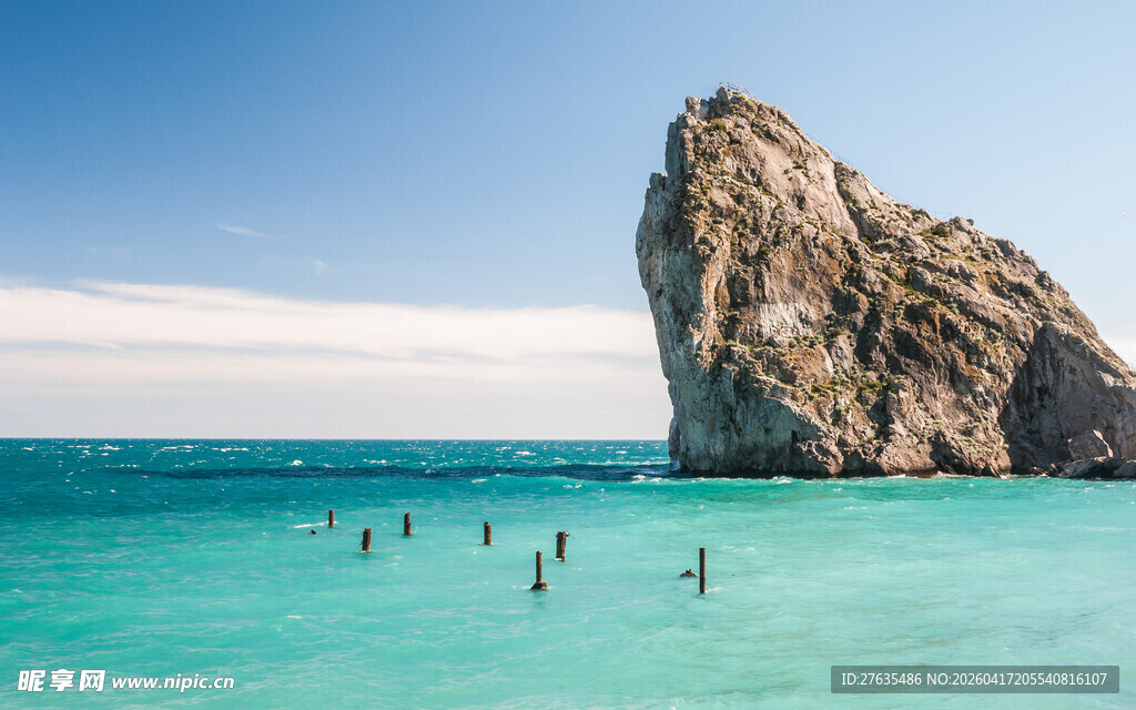海边巨石下的戏水场景