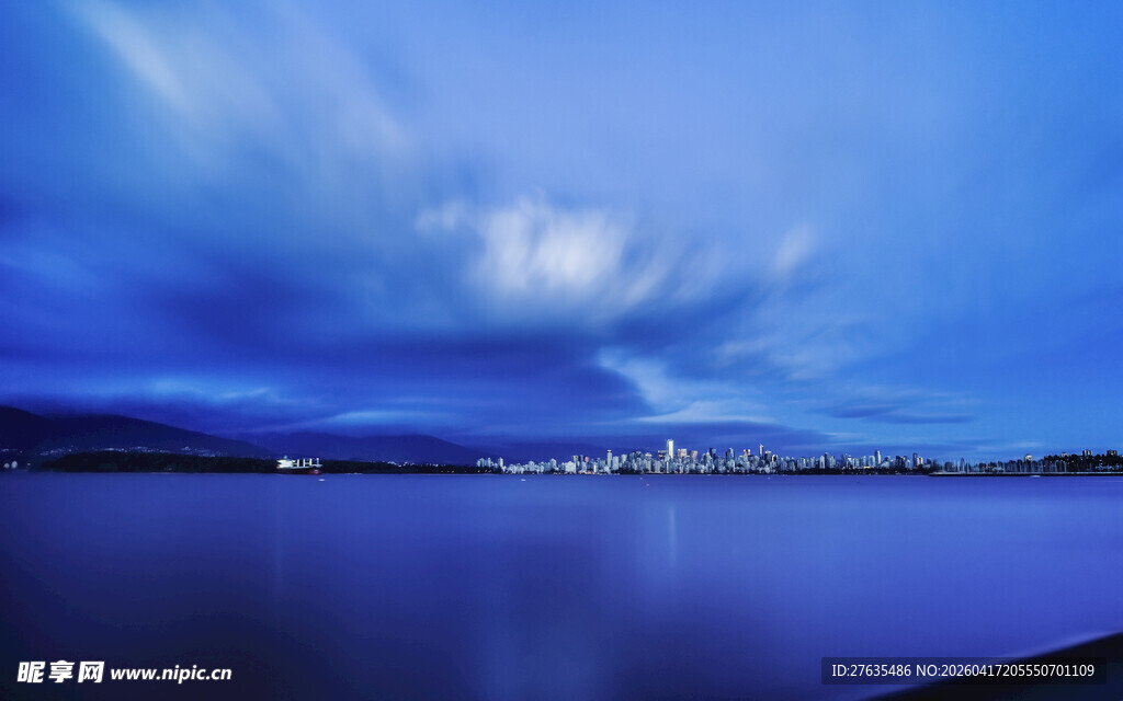 夜幕下的宁静湖面