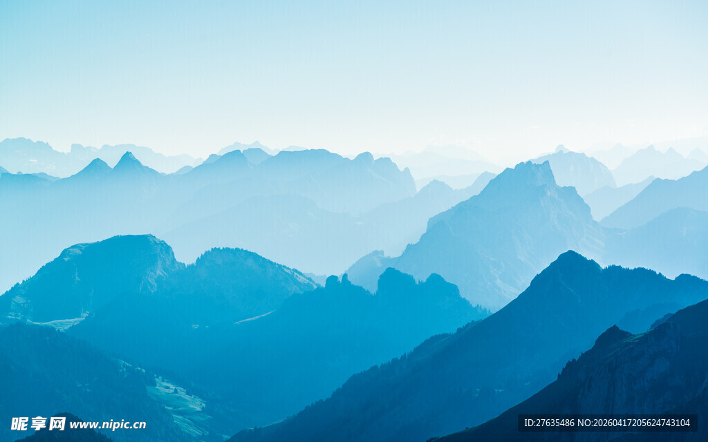 层峦叠嶂的蓝色山脉景观