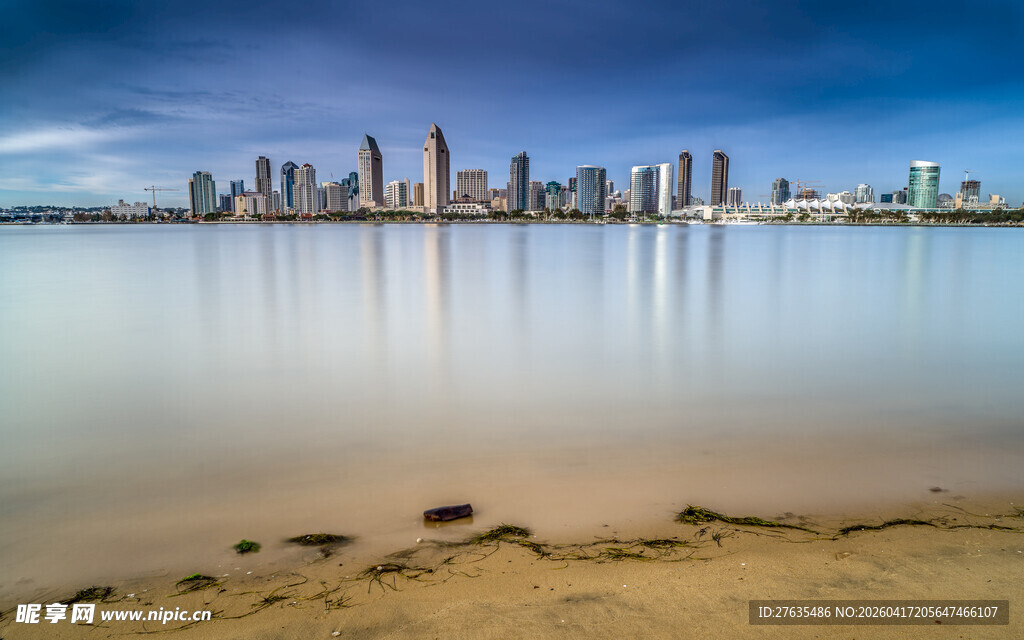 城市天际线与宁静水域