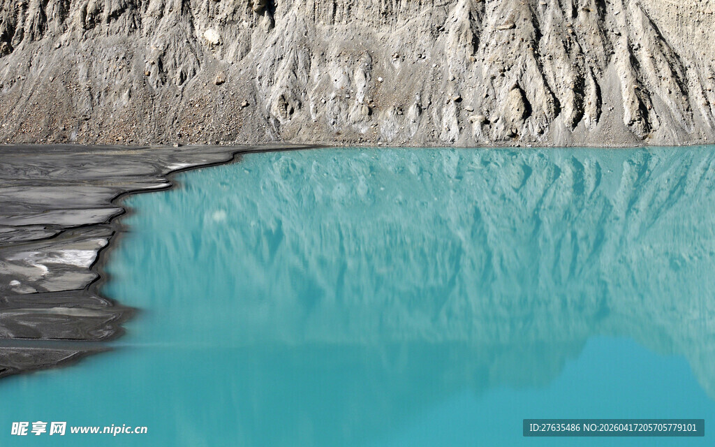 蓝绿色湖水与周边地貌景观