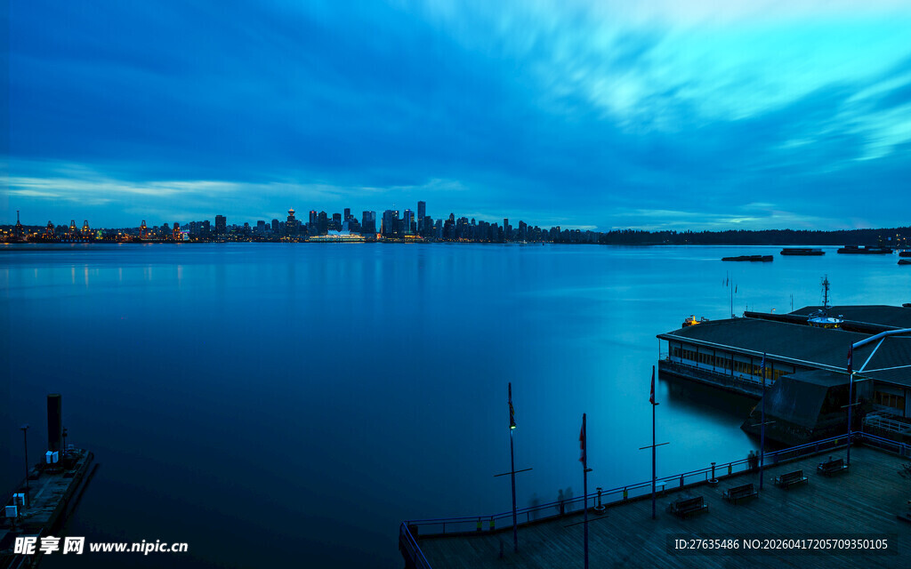 黄昏下的宁静港湾
