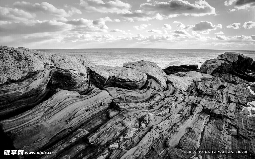 黑白海岸岩石景观