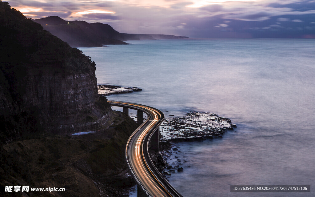 蜿蜒公路伴海畔美丽黄昏
