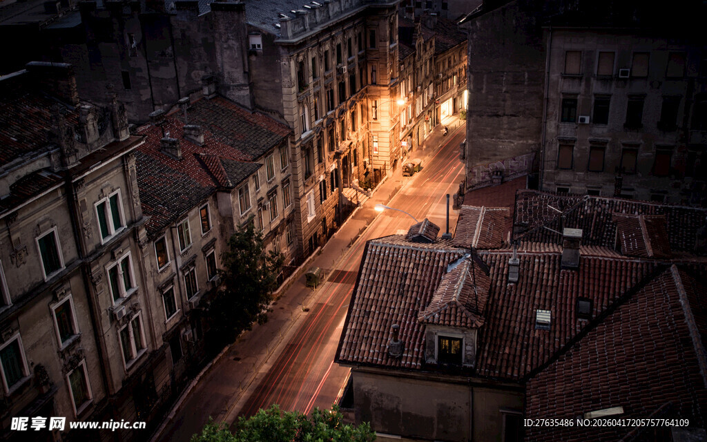 夜幕下的古朴城市街景