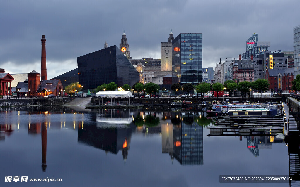 城市滨水夜景倒影景观