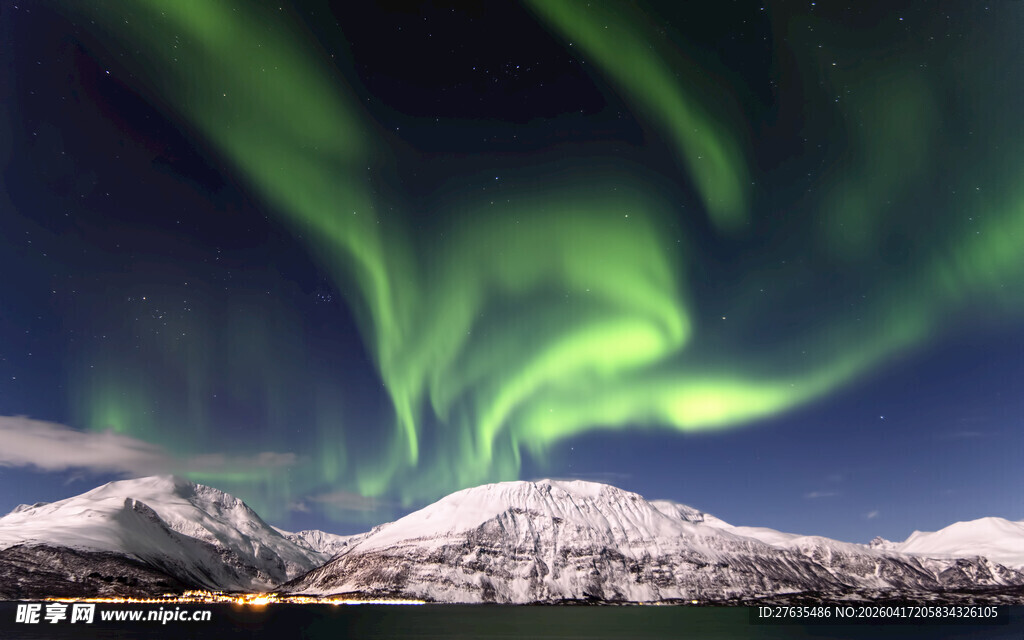 夜空中绚烂的北极光美景