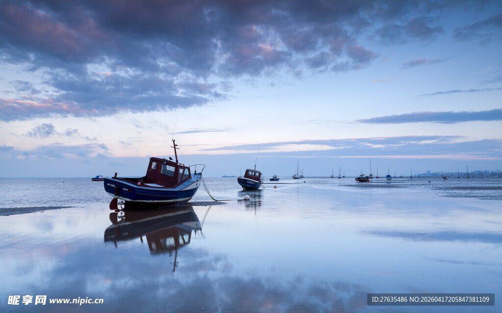 海边暮色中的孤舟倒影