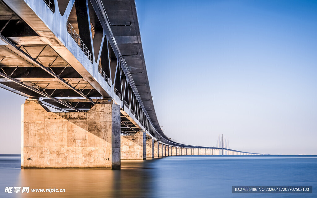 跨海大桥横跨蔚蓝海面
