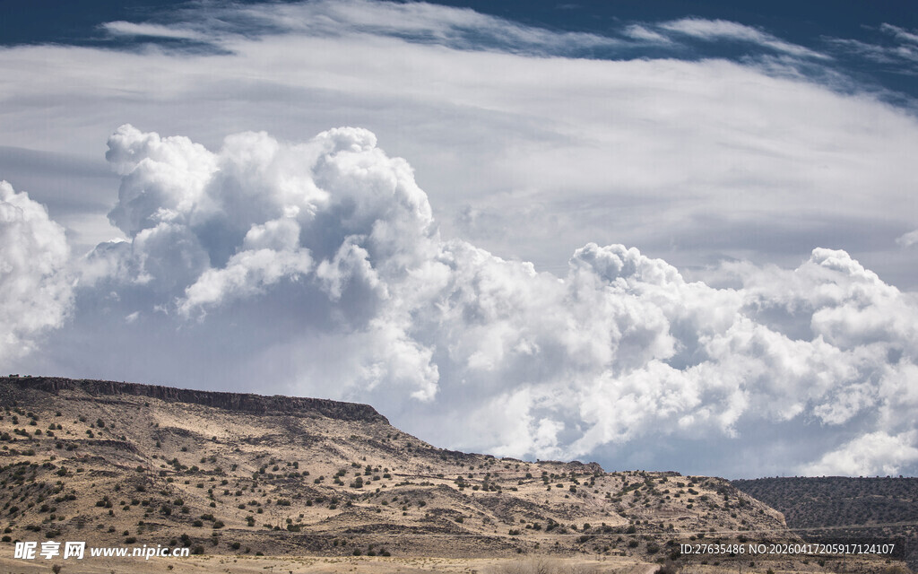 壮丽山峦与天空白云美景