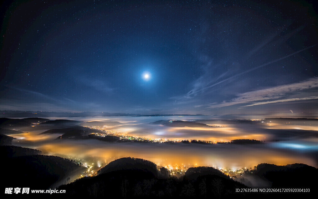 夜空下的山峦与明亮圆月